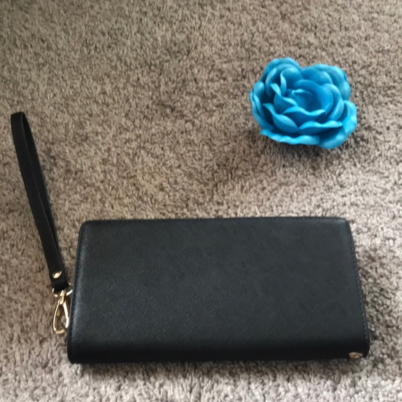 Bebe Sophisticated wristlet - Picture 6 of 7